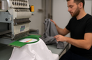 Flocage ou broderie : choisir le rendu idéal pour vos vêtements pro