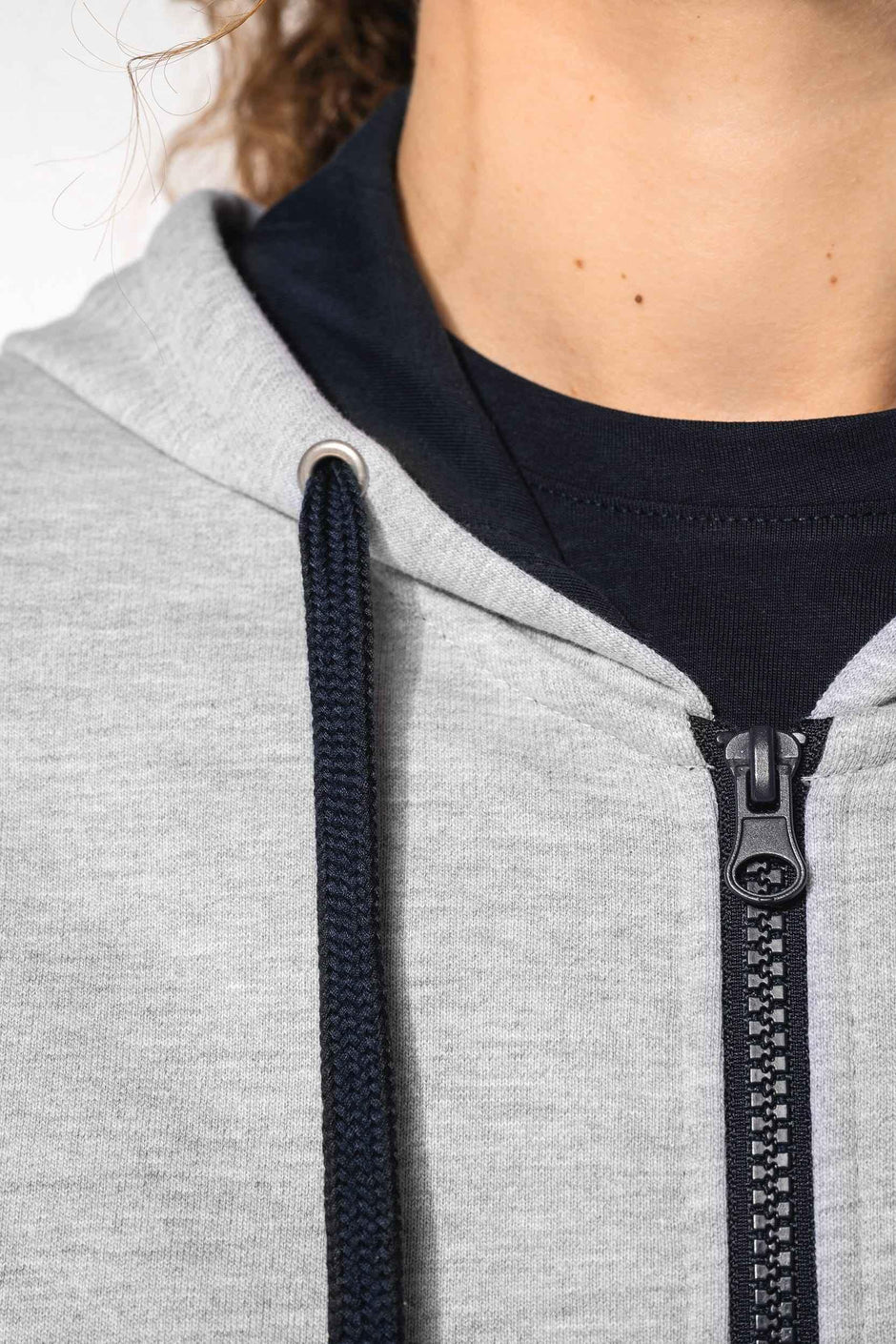 K467 - Sweat-shirt zippé capuche contrastée femme - Occifloc
