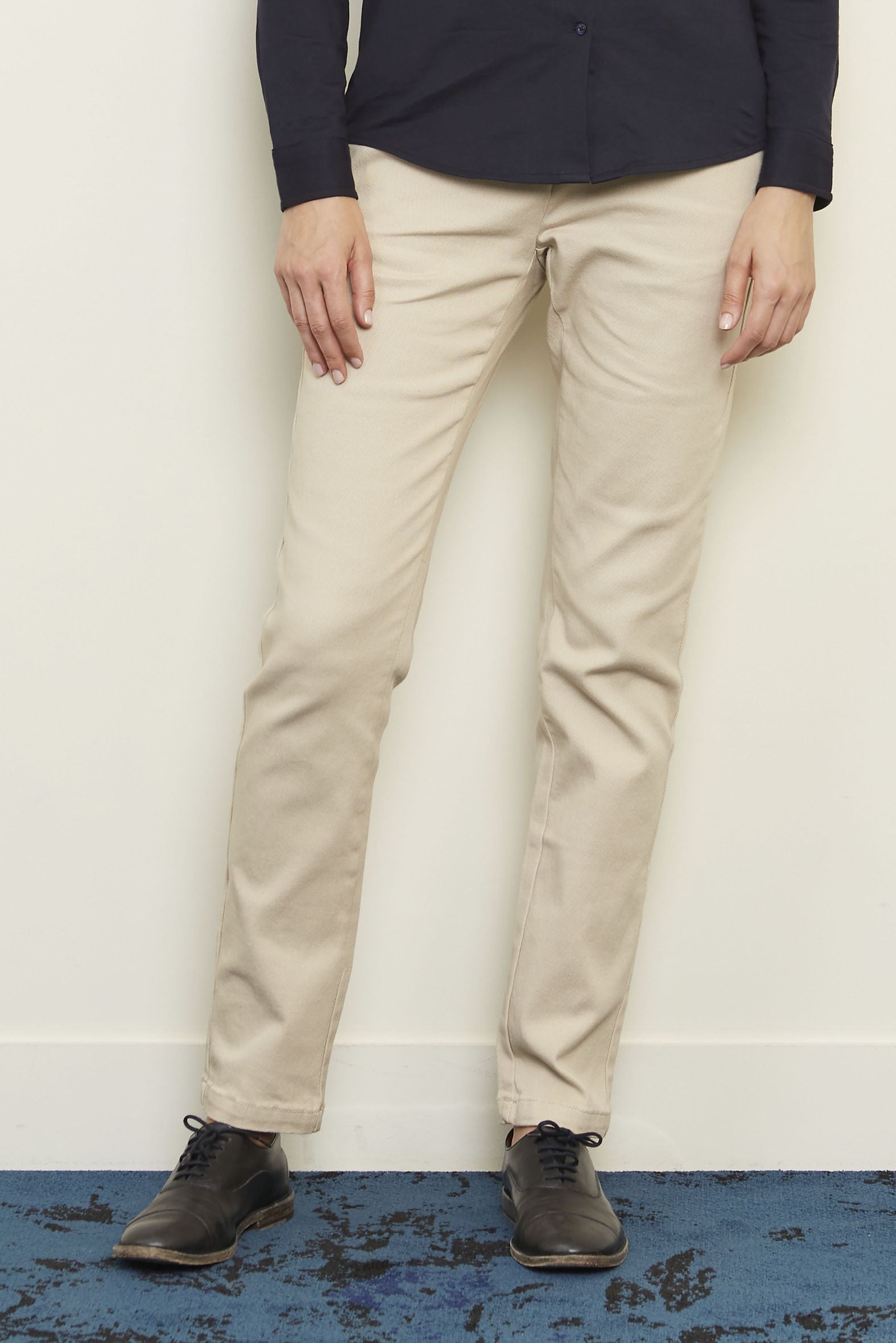 Chino femme NEOBLU GUSTAVE, confort et modernité.