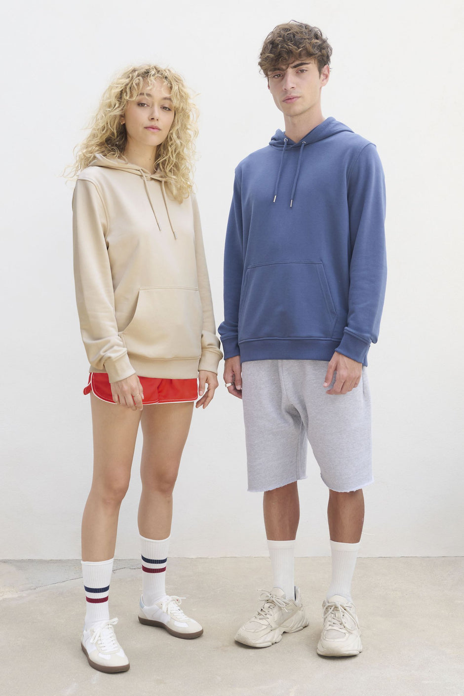 Sweat à capuche unisexe coton bio et polyester recyclé.